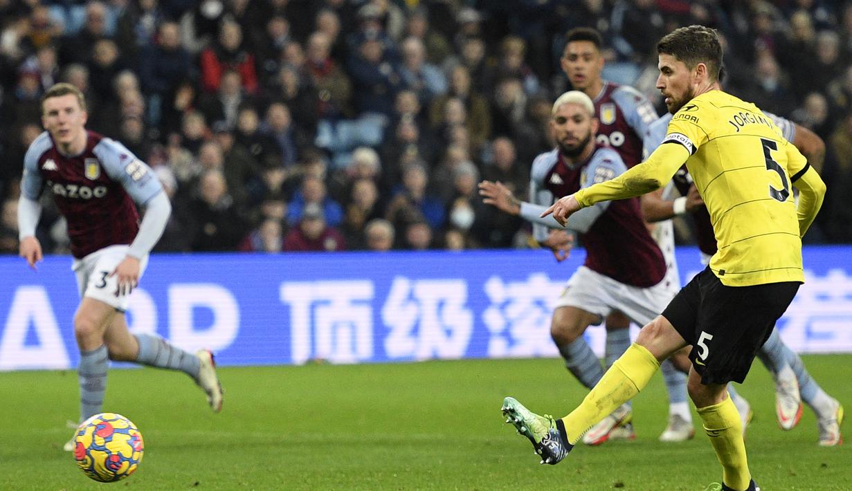 Jorginho. Gelandang bertahan Italia berusia 30 tahun yang kini memasuki musim ke-5 berseragam Chelsea ini tercatat telah mencetak 19 gol dari titik penalti di Liga Inggris dari total 22 kali kesempatan. Tiga penalti yang gagal berbuah gol dialaminya ke gawang Alisson Becker (Liverpool) dan Bernd Leno (Arsenal) pada musim 2020/2021, serta Lukasz Fabianski (West Ham United) pada musim 2021/2022. (AFP/Oli Scarff)