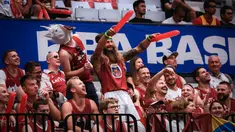 Pendukung Latvia mengenakan jenggot palsu dan topeng kuda saat menonton laga perdana Grup H Piala Dunia FIBA 2023 antara Timnas Basket Latvia melawan Timnas Basket Lebanon di Indonesia Arena, Senayan, Jakarta, Jumat (25/08/2023). Lebanon menang dengan skor 109-70. (Bola.com/Bagaskara Lazuardi)