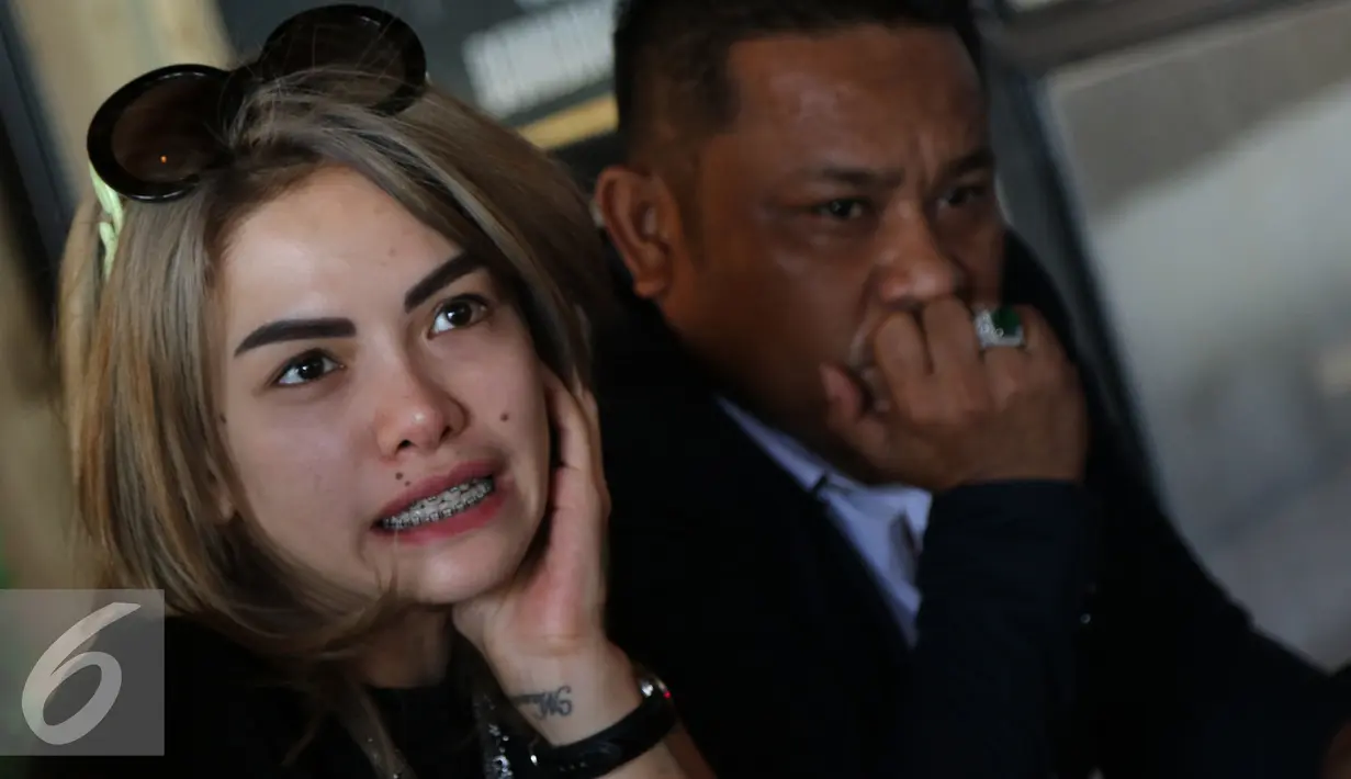 Nikita mirzani saat memberikan keterangan pada wartawan di sebuah cafe bilangan jakarta utara, Kamis (31/12). Nikita merasa dirinya sudah bersih dari kasus dan sangkaan prostitusi yang mencatut namanya. (Liputan6.com/Herman Zakharia)