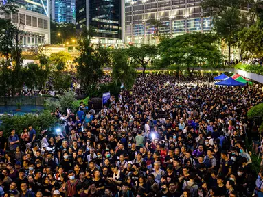 Ribuan pegawai negeri sipil (PNS) mengikuti unjuk rasa menolak RUU Ekstradisi di Hong Kong, Jumat (2/8/2019). Mereka mendukung gerakan demonstran pro demokrasi. (ANTHONY WALLACE/AFP)