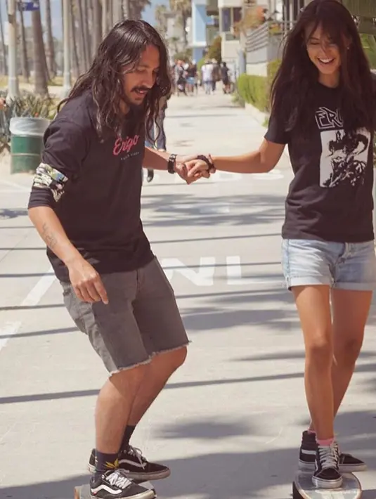 "Tunggu tanggal mainnya lah ya. Pokoknya Kita nggak tau (nikah) sama siapa. Yang pasti mereka (Ello dan Aurelie) komunikasinya selalu baik," lanjut Chris Sam Siwu. (Instagram/aurelieowreally)