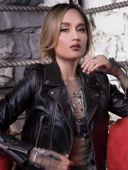 Meski sering tampil di panggung dengan nuansa glamor, ternyata Cinta juga hobi memakai leather jacket. Dan kali ini ia memilih jaket berwarna hitam dengan paduan dalaman yang transparan. (Instagram/claurakiehl)