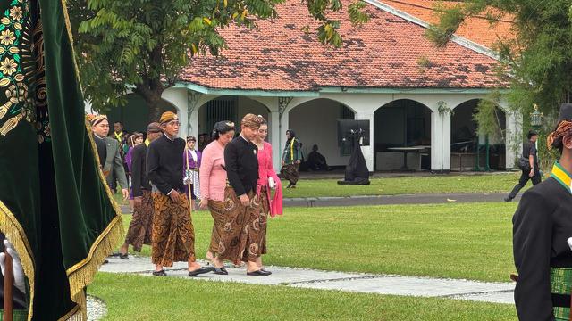 Berbusana Adat Jawa, Gibran Hadiri Prosesi Peringatan Kenaikan Takhta Mangkunegara X