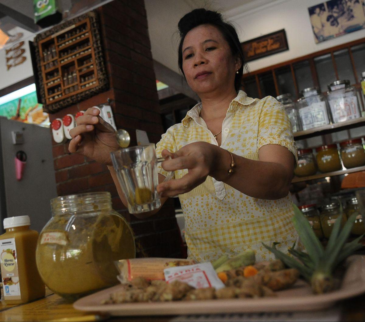 Penjual menyiapkan olahan jamu pesanan pembeli di warung jamu Bukti Mentjos, Jakarta, Rabu (20/12/2023).&nbsp;Bagi sebagian besar orang di Indonesia, jamu bukanlah barang baru. Secara tradisi, ramuan berbahan baku rempah itu dikenal sebagai minuman keseha