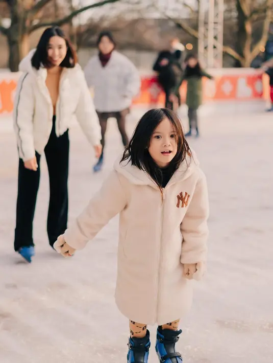Beberapa waktu belakangan, Gisella juga sering mengunggah potret kebersamaan dengan mantan suaminya Gading Marten. Bersama Gempi, ketiganya memamerkan potret keluarga bahagia. Foto: Instagram.