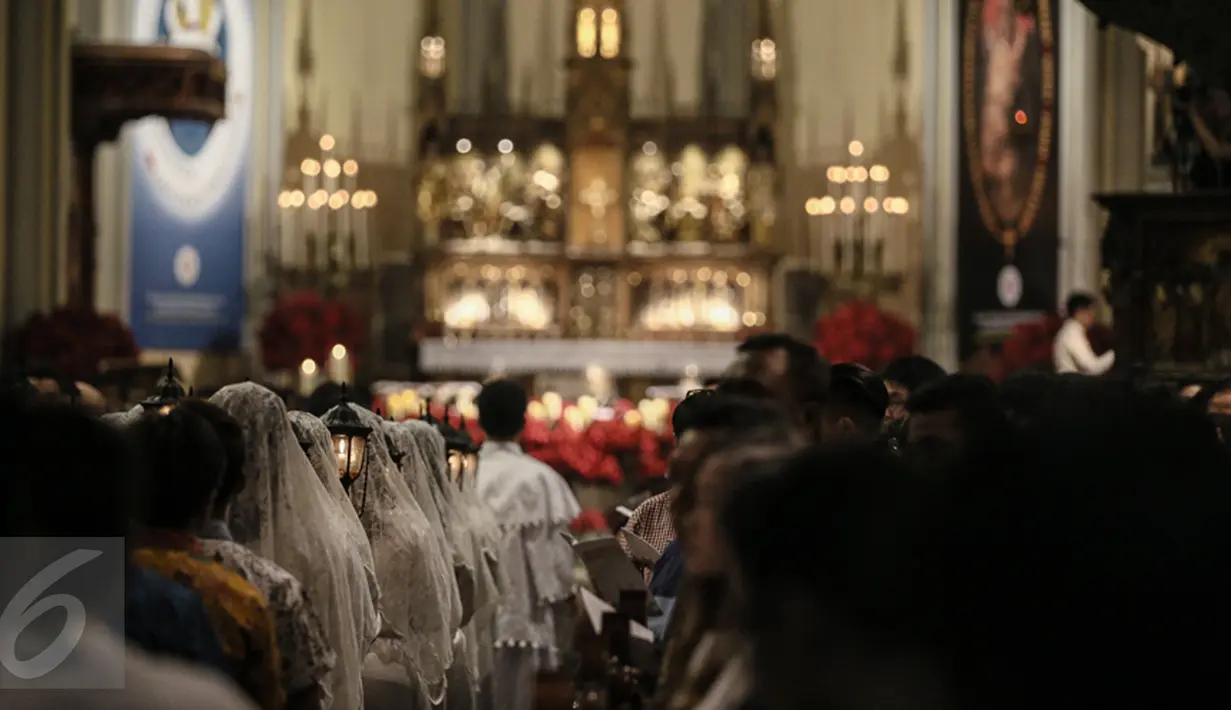 Perarakan rombongan Misdinar, Prodiakon dan Romo saat perayaan misa malam Natal di Gereja Katedral, Jakarta, Kamis (24/12). Perayaan Natal 2015 mengangkat tema "Hidup Bersama Sebagai Keluarga Allah". (Liputan6.com/Faizal Fanani)