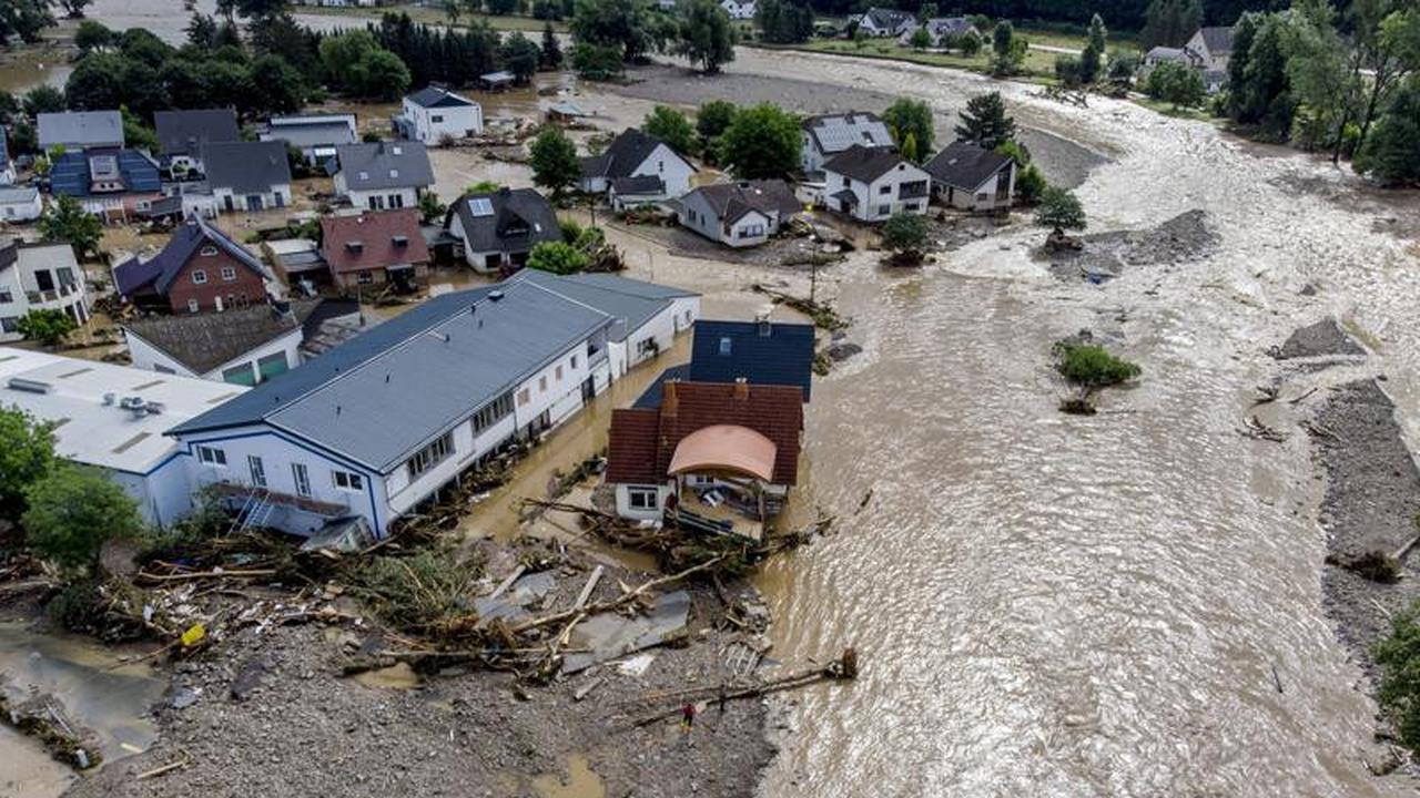 Rumah-rumah yang rusak akibat banjir meluap dari Sungai Ahr di Insul, Jerman barat, Kamis, 15 Juli 2021. (Foto AP/Michael Probst)