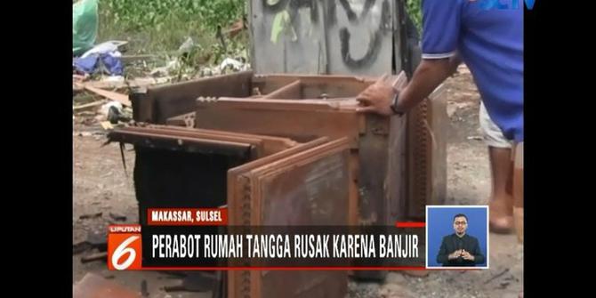 Usia Banjir Surut, Warga Kampung Beru Makassar Mulai Bersih-Bersih Rumah