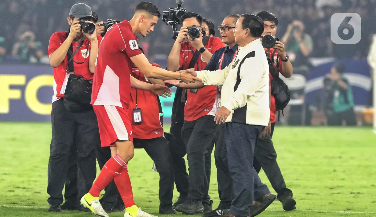 Presiden Republik Indonesia, Prabowo Subianto menyalami kapten Timnas Indonesia Jay Idzes usai pertandingan putaran ketiga kualifikasi Piala Dunia 2026 zona Asia grup C di Stadion Utama Gelora Bung Karno, Jakarta, Kamis (5/6/2025). (Liputan6.com/Angga Yuniar)