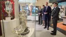 Pengeran Wiliam ditemani Kate Middleton melihat piala yang dipajang di Museum Nasional Sepak Bola di Manchester, Inggris (14/10). Kunjungan ini untuk memberi penghormatan kepada olahraga favorit Inggis, yaitu sepak bola. (Reuters/Charlotte Graham)