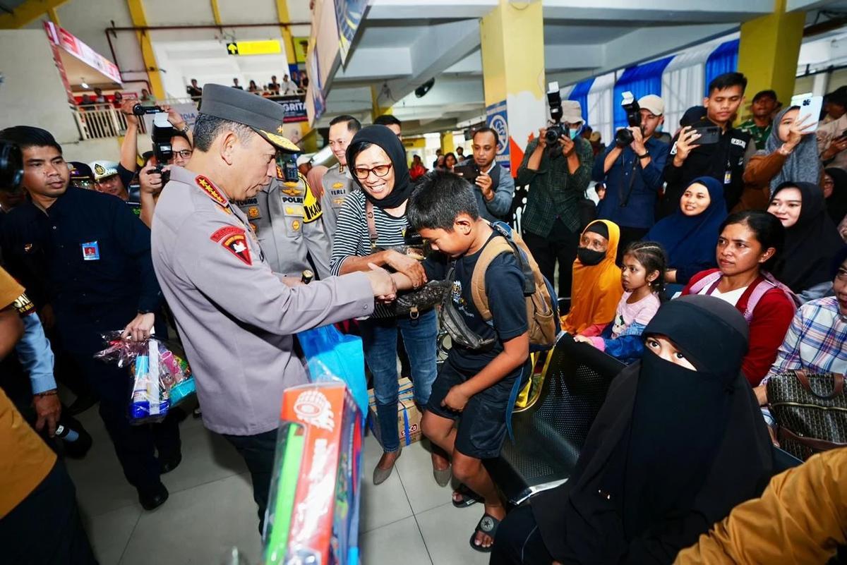 FOTO: Kapolri Tinjau Langsung Kesiapan Transportasi Jelang Puncak Mudik di Surabaya