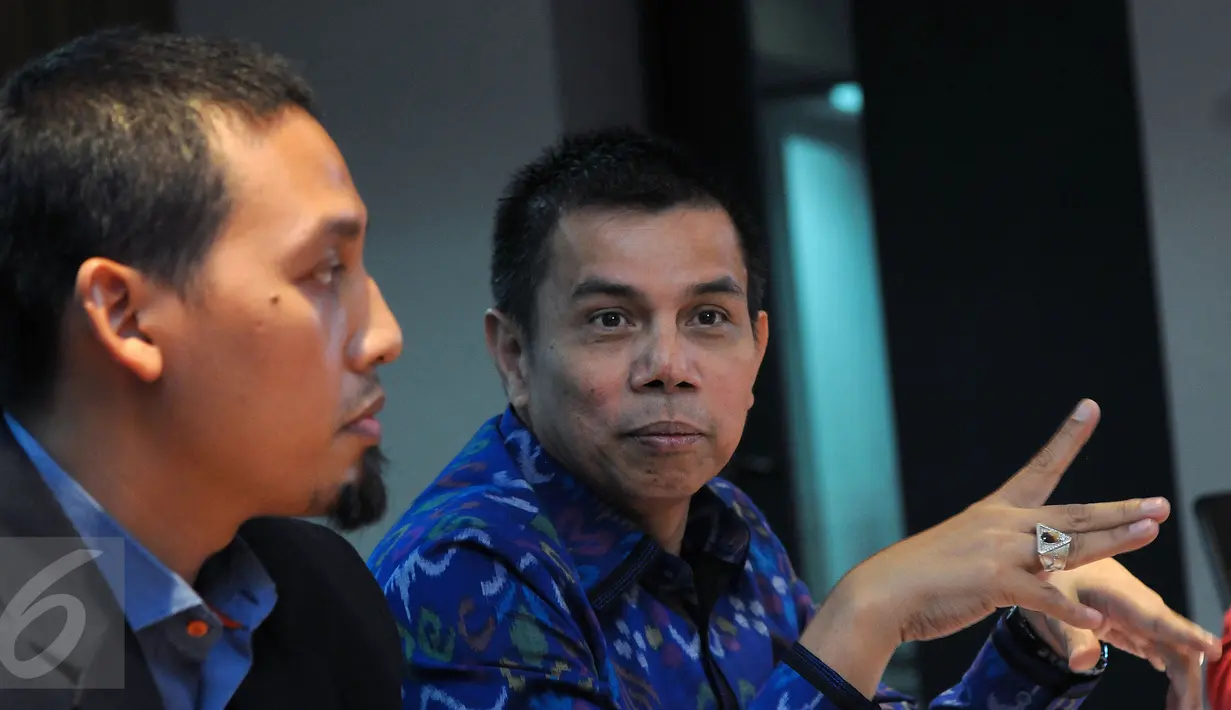 Wakil Ketua Umum PSSI, Hinca Panjaitan (kanan) menjawab pertanyaan saat memberikan keterangan di Jakarta, Senin (16/5/2016). PSSI akan segera berkoordinasi untuk kembali menjalankan roda organisasi. (Liputan6.com/Helmi Fithriansyah)