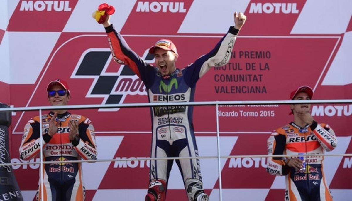 Lorenzo angkat trofi juara dunia MotoGP 2015