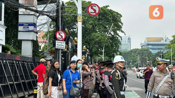 <p>Sekelompok umat Katolik menunggu kedatangan Paus Fransiskus di depan Kedutaan Besar Vatikan, Jakarta, Rabu (4/9/2024). (Liputan6.com/Benedikta Miranti)</p>