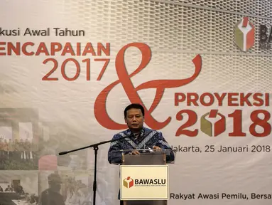 Ketua Badan Pengawas Pemilihan Umum (Bawaslu) Abhan memberi sambutan dalam acara diskusi awal tahun bertajuk "Pencapaian 2017 dan Proyeksi 2018" di Jakarta, Kamis (25/1). Pada Pilkada 2017, ditemukan 2.347 pelanggaran. (Liputan6.com/Faizal Fanani)