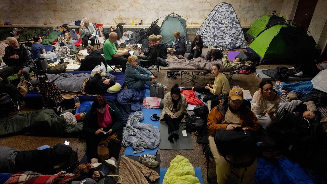 FOTO: Warga Kyiv Berlindung di Stasiun Metro Saat Alarm Serangan Udara Rusia Berbunyi