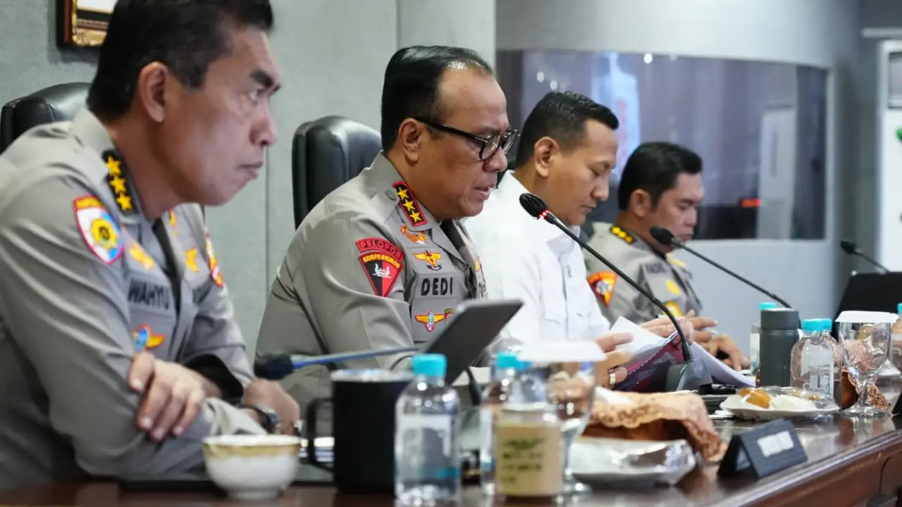 Wakil Kepala Kepolisian Negara Republik Indonesia (Wakapolri) Komjen Pol. Dedi Prasetyo bersama Wakil Menteri Kehutanan Rohmat Marzuki di Ruang Pusdalsis Stamaops Polri, Mabes Polri. (Istimewa)
