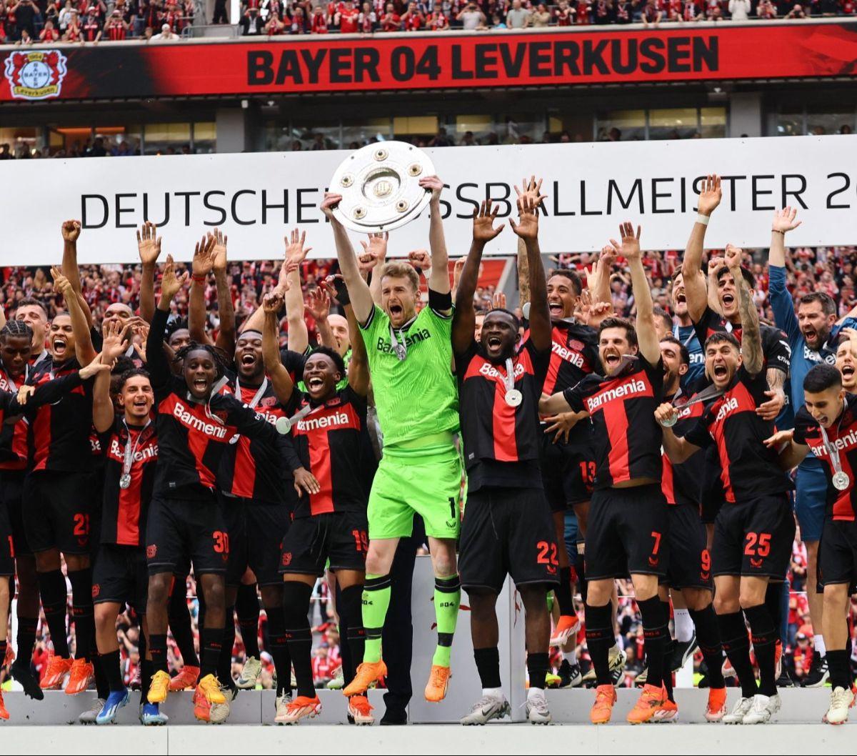 Kiper Bayer Leverkusen,&nbsp;Lukas Hradecky mengangkat trofi juara Bundesliga 2023/2024 di&nbsp;Stadion BayArena, Leverkusen, Jerman, Sabtu (18/5/2024) malam WIB. Kesuksesan Bayer Leverkusen menjuarai Bundesliga ini semakin sepektakuler setelah menutup mu