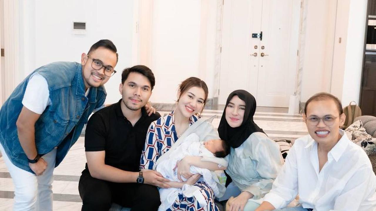 Potret Aaliyah Massaid & Thariq Halilintar Jenguk Anak Shandy Purnamasari yang Baru Lahir, Didoakan Segera Dapat Momongan