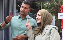 Gaya Aktor Ganteng Ini Pose Dua Jari Pamerkan Tinta Tanda Sudah Coblos Pilkada Serentak