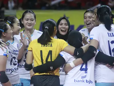 Tim putri Bandung bjb Tandamata menjadi tim pertama yang memastikan satu tempat di Grand Final Proliga 2023 setelah mampu memetik kemenangan 3-0 (25-17, 25-21 dan 25-20) atas Gresik Petrokimia Pupuk Indonesia pada laga pembuka Final Four Proliga 2023 seri pamungkas di GOR Sritex Arena Solo, Surakarta, Kamis (9/3/2023). Masih menyisakan satu laga lagi, kini Shella Bernadetha dkk memuncaki klasemen final four dengan koleksi 10 poin hasil dari 4 kali menang dan satu kali kalah. Sementara bagi Gresik Petrokimia, kekalahan ini membuat peluang mereka otomatis tertutup untuk melangkah ke grand final. Satu tempat tersisa ke partai puncak akan diperebutkan antara Jakarta BIN dan Jakarta Pertamina Fastron. (Proliga 2023)