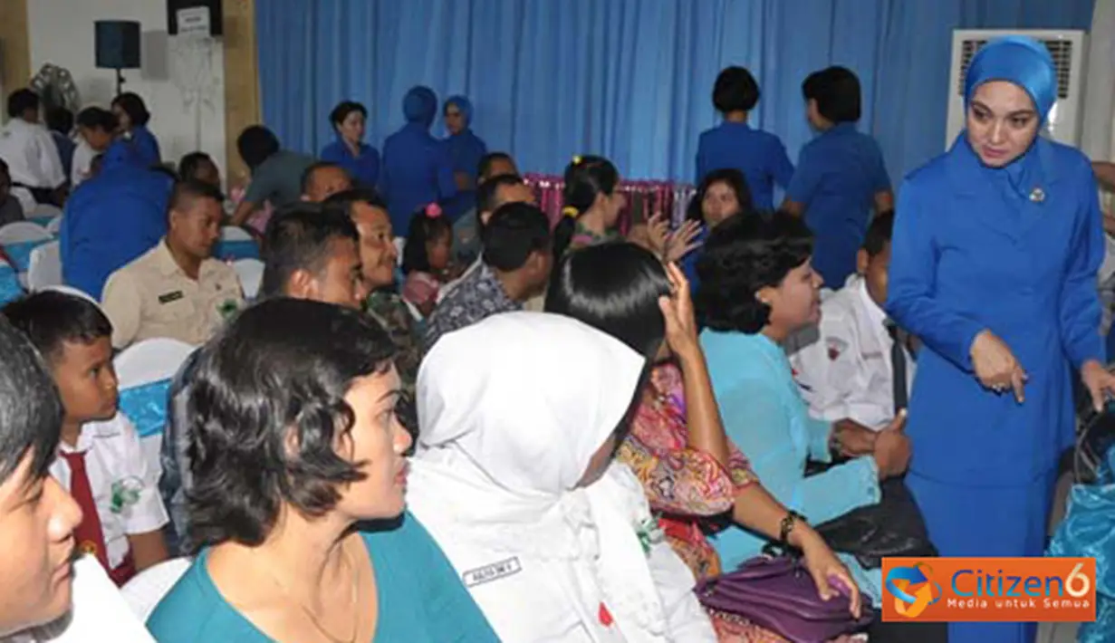 Citizen6, Surabaya: Ketua Gabungan Jalasenastri Kobangdikal Soebaidah Djoko Teguh Wahojo mendampingi memberikan santunan kepada Warakawuri, anak yatim dan anak cacat dalam rangka HUT Jalasenastri ke - 66. (Pengirim: Penkobangdikal)