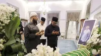 Gubernur Jawa Timur Khofifah Indar Parawansa dan Gubernur Jawa Tengah Ganjar Pranowo yang menyampaikan doa kepada almarhum Emmeril Kahn Mumtadz, langsung di Gedung Pakuan, Minggu (12/6/2022) malam.