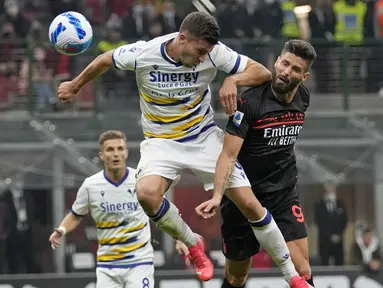 Penyerang AC Milan Olivier Giroud (kanan) mencetak gol pertama timnya ke gawang Verona pada pekan kedelapan Liga Italia 2021/2022 di San Siro, Minggu (17/10/2021) dini hari WIB. AC Milan menang dramatis atas Hellas Verona 3-2. (AP Photo/Antonio Calanni)