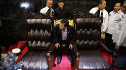 Ketua DPR Setya Novanto mengecek kursi di Gedung Kura-Kura, Kompleks Parlemen, Jakarta, Senin (27/2). Raja Salman rencananya akan berkunjung ke Indonesia pada tanggal 1-9 Maret dan pada tanggal 2 Raja akan berkunjung ke DPR. (Liputan6.com/Johan Tallo)