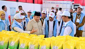 Presiden Prabowo Subianto meninjau beras Bulog yang disitribusikan oleh Koperasi Desa/Kelurahan Merah Putih (KDMP/Kopdes Merah Putih). (Dok Bulog)