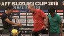 Pelatih Timnas Indonesia, Alfred Riedl, terlihat cuek saat pelatih Thailand, Kiatisuk Senamuang, mengajak bersalaman saat konferensi pers di Hotel Aston, Sentul. (13/12/2016). (Bola.com/Nicklas Hanoatubun)