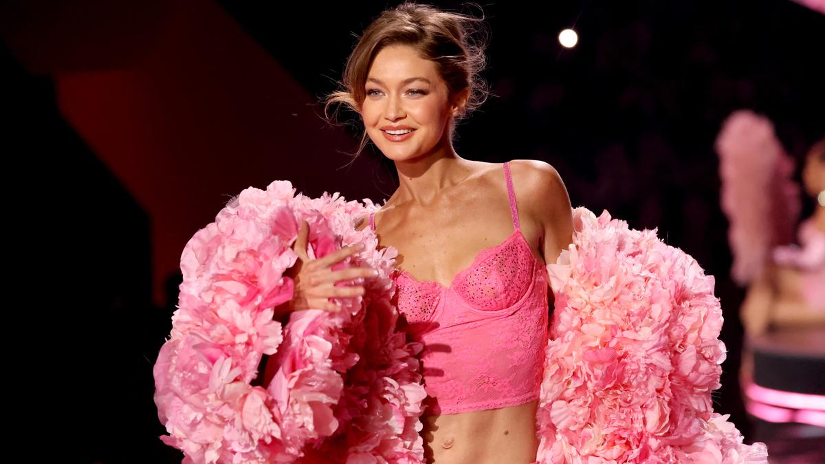 8 Tampilan Terbaik dari Landasan Pacu Victoria's Secret Fashion Show 2025, Salah Satunya Model Hamil