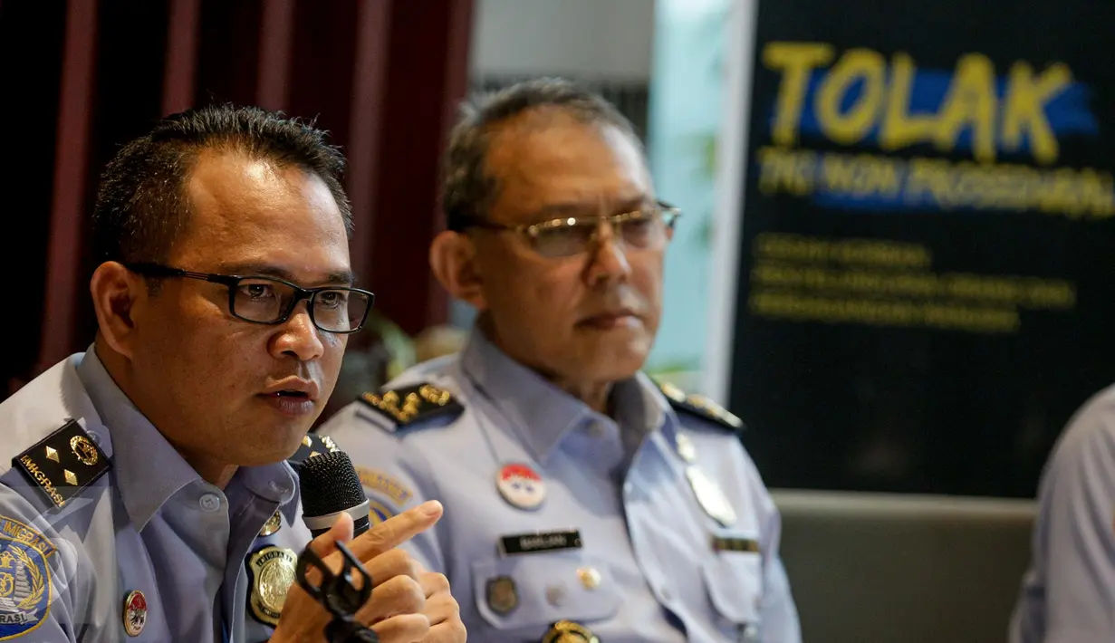 Kabag Humas Imigrasi Agung Sampurno memberikan penjelasan terkait deposit Rp 25 juta bagi pemohon paspor, di Jakarta, Senin (20/3). Kebijakan tersebut dihapus oleh imigrasi karena menimbulkan tren negatif di masyarakat. (Liputan6.com/Faizal Fanani)