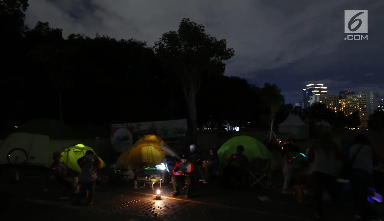 Sejumlah komunitas mendirikan tenda di Plaza Timur Stadion Utama GBK pada peringatan Earth Hour 2018 di Jakarta, Sabtu (24/3). Earth Hour digelar untuk meningkatkan kesadaran akan pentingnya energi dan lingkungan. (Liputan6.com/Johan Tallo)