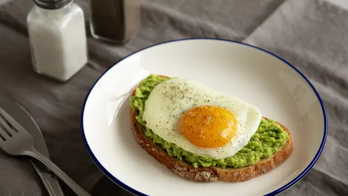 resep toast alpukat dengan telur mata sapi & herb segar