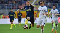 Striker Inter Milan, Mauro Icardi, berusaha melewati bek Atalanta, Rafael Toloi. Pada laga ini La Beneamata menggunakan formasi 4-2-3-1, sementara Atalanta memakai skema 3-4-2-1. (AFP/Giuseppe Cacace)