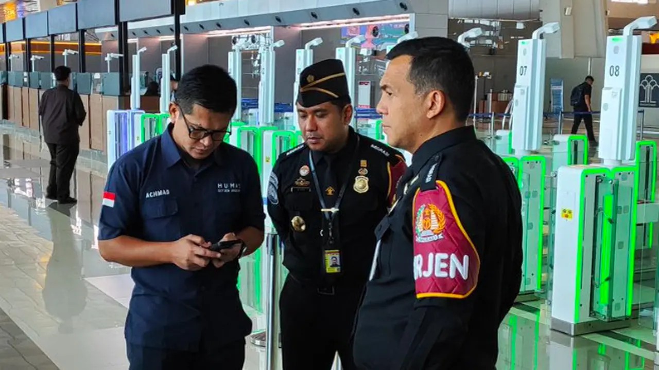 Kepala Bidang TPI Soekarno-Hatta, Bismo Surono (tengah) saat mendampingi Dirjen Imigrasi Silmy Karim melakukan pemantauan di Bandara Soekarno Hatta. (Istimewa)