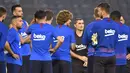 Pemain Barcelona mendengarkan pelatih Ernesto Valverde  selama sesi latihan di Stadion Atletik Kota Machida di Tokyo (22/7/2019). Barcelona akan bertanding melawan Chelsea pada laga pramusim di ajang trofeo Rakuten Cup 2019 di Stadion Saitama. (AFP Photo/Kazuhiro Nogi)