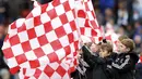 Suporter cilik Stoke City mengibarkan bendera klub sebelum pertandingan antara Stoke City vs Manchester City di Stadion Britania, Sabtu (5/12/2015). (Reuters/Carl Recine)