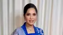 Gaya berkebaya lainnya yang tak kalah memesona. Kali ini, Annisa tampil elegan dibalut kebaya kutubaru motif batik warna biru dan kain songket. [@barry_irawan]