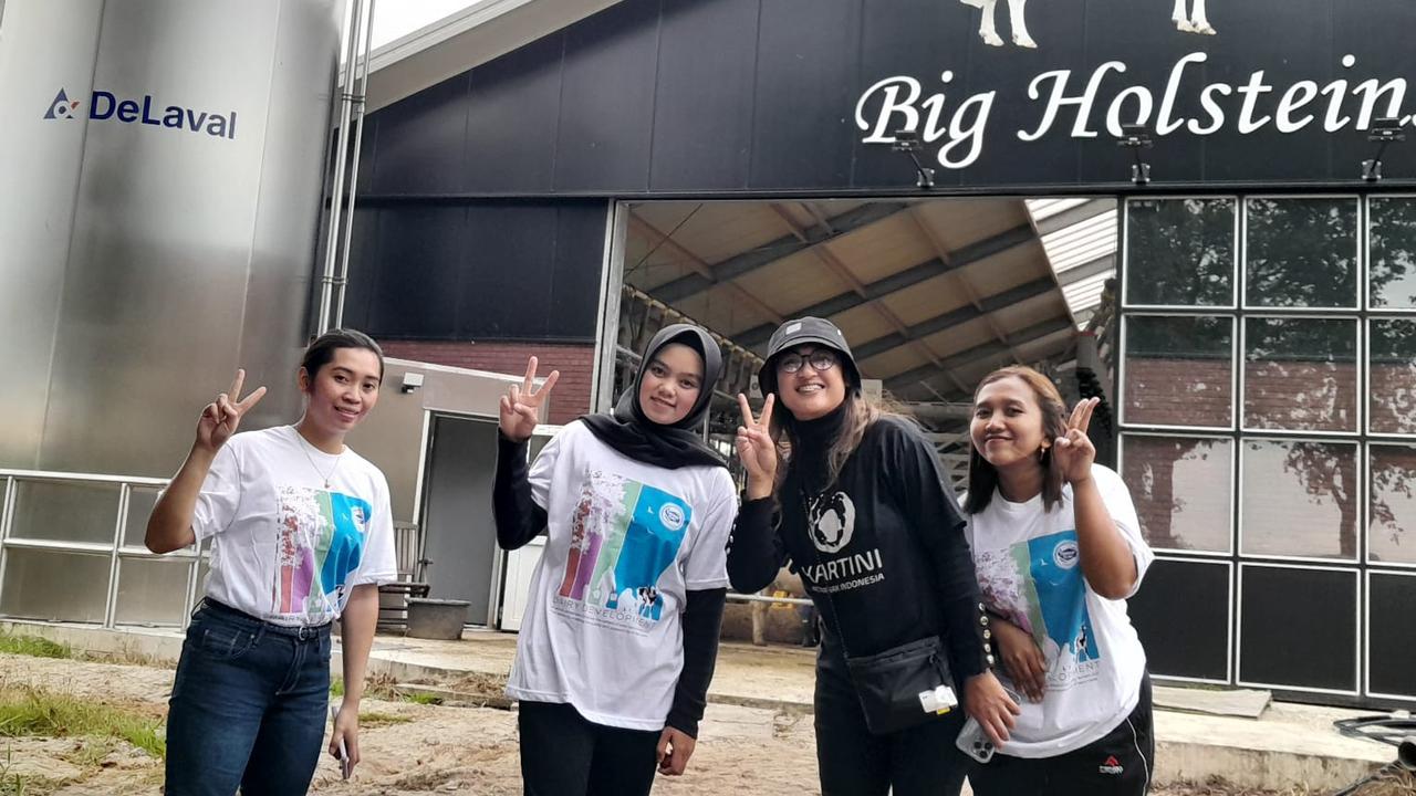 Rumini (baju hitam) dan tiga peternak muda lain belajar di peternakan Belanda.