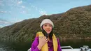 Seru menikmati pamandangan danau, ia pun turut menikmati liburannya ini dengan naik kapal. Tampil stylish dengan baju hangat, penampilan penyanyi ini pun menuai banyak pujian dari netizen. (Liputan6.com/IG/@agthpricilla)