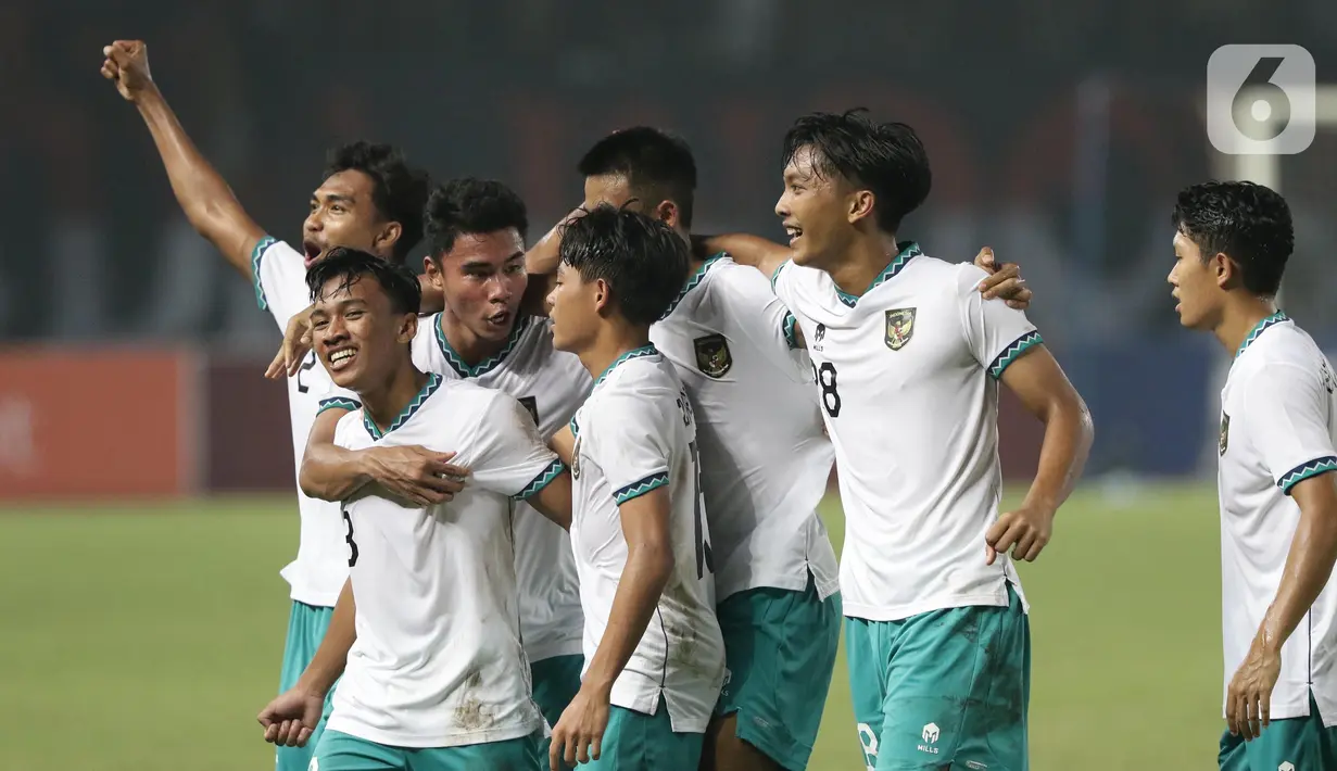 Pemain Timnas Indonesia U-19 merayakan gol yang dicetak Arkhan Fikri (kedua kiri) pada laga terakhir grup A Piala AFF U-19 2022 melawan Myanmar U-19 di Stadion Patriot Candrabhaga, Bekasi, Jawa Barat, Minggu (10/7/2022). Timnas Indonesia U-19 tampil menguasai lapangan dan berhasil menundukkan Myanmar U-19 5-1. (Liputan6.com/Helmi Fithriansyah)