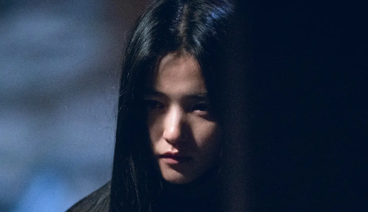 Ini adalah drama pertama Kim Tae Ri dengan genre thriller. "Kebetulan, saya terpapar banyak materi okultisme, tetapi mereka biasanya berurusan dengan hantu Barat. Namun, Revenant terasa segar dan menarik sebagai serial okultisme Korea," ujarnya. (Foto: SBS via Soompi)