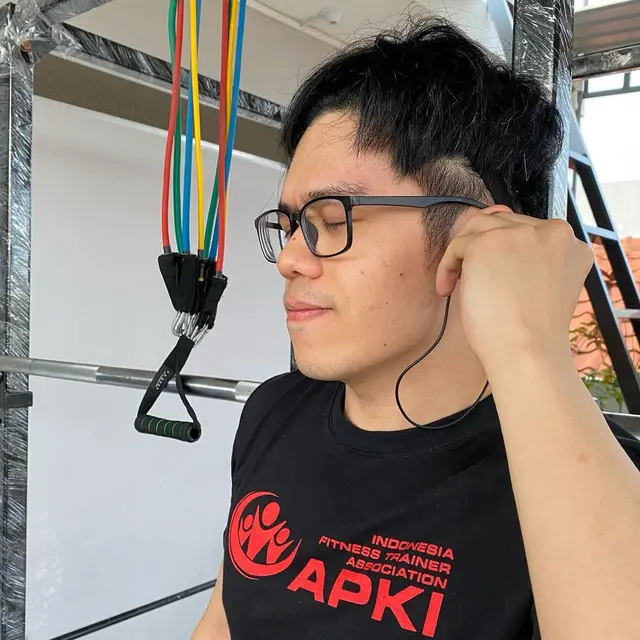 Dokter Dion Haryadi gemar melakukan latihan angkat beban. Ia pun melengkapi rumahnya dengan peralatan olahraga layaknya di gym. (Foto: Instagram @dionharyadi)