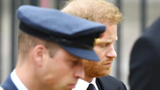 Pangeran William dan Pangeran Harry di pemakaman Ratu Elizabeth II. (Foto: Hannah Mckay/Pool Photo via AP)