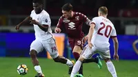 Striker Torino, Andrea Belotti (tengah) saat melawan AC Milan. (MIGUEL MEDINA / AFP)