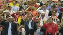 Presiden RI, Joko Widodo saat menyanyikan lagu Indonesia Raya pada laga semifinal AFF Cup 2016 antara Indonesia melawan Vietnam di Stadion Pakansari, Bogor, (03/12/2016). (Bola.com/Nicklas Hanoatubun)