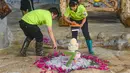 Staf melakukan persiapan untuk ulang tahun panda raksasa bernama Gonggong di Taman Margasatwa dan Kebun Raya Tropis Hainan di Haikou, Provinsi Hainan, China pada 27 Agustus 2020. Taman tersebut mengadakan perayaan ulang tahun ketujuh untuk dua panda raksasa pada Kamis (27/8). (Xinhua/Pu Xiaoxu)