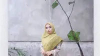 Gaya hijab dan busana muslim permainan motif dan detail putri Sunan Kalijaga, Salmafina Khairunnisa (Instagram @salmafinasunan)